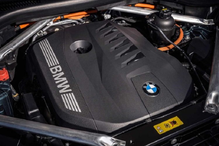 Nhờ đó, xe sở hữu công suất tổng cộng 375 mã lực và mô-men xoắn cực đại 540 Nm. Động cơ này kết hợp với hệ dẫn động cầu sau hoặc 4 bánh toàn thời gian xDrive, tùy phiên bản.