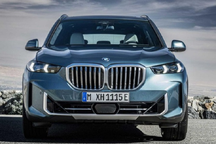 Người dùng cũng được cung cấp một số màu sơn ngoại thất mới, bao gồm Blue Ridge Mountain metallic, Brooklyn Grey metallic, Skyscraper Grey metallic và Frozen Pure Grey. Riêng BMW X5 M60i xDrive cao cấp sẽ có thêm màu xanh ánh kim Marina Bay Blue nổi bật. Giống như những hình ảnh rò rỉ, ngoại thất của xe có một số thay đổi đáng kể.