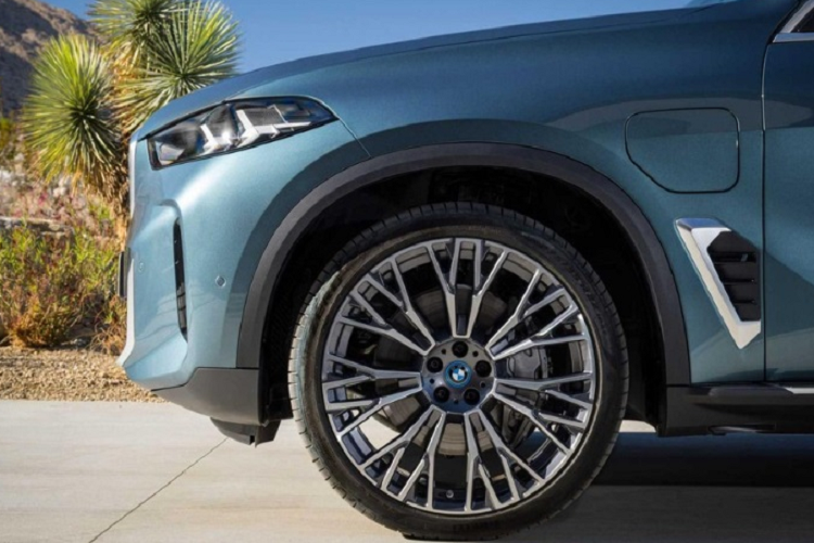 Ở lần nâng cấp này, mẫu xe SUV BMW X5 2024 cũng lần đầu tiên có tùy chọn lưới tản nhiệt phát sáng như trên BMW X6 vài năm trước. Phía đuôi xe được trang bị cụm đèn hậu với tạo hình 2 chữ "L" mới bên trong, đèn phản quang nằm ở vị trí thấp hơn, cản sau tích hợp tấm ốp gầm giả màu bạc nhám mới và đầu ống xả giả hình chữ nhật mạ crôm.