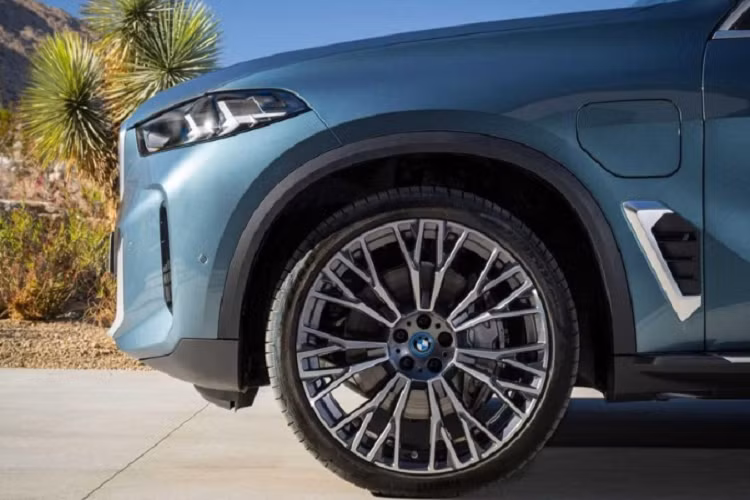 Ở lần nâng cấp này, mẫu xe SUV BMW X5 2024 cũng lần đầu tiên có tùy chọn lưới tản nhiệt phát sáng như trên BMW X6 vài năm trước. Phía đuôi xe được trang bị cụm đèn hậu với tạo hình 2 chữ "L" mới bên trong, đèn phản quang nằm ở vị trí thấp hơn, cản sau tích hợp tấm ốp gầm giả màu bạc nhám mới và đầu ống xả giả hình chữ nhật mạ crôm.