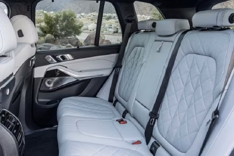 Ngoài ra, xe còn có hệ thống đèn viền nội thất với 15 màu sắc cho khách hàng tùy chỉnh. Về động cơ, xe được trang bị hệ thống động cơ mới, mượn từ người anh em X7. Theo đó, ở 2 phiên bản tiêu chuẩn X5 sDrive40i và X5 xDrive40i, xe dùng động cơ xăng 6 xi-lanh thẳng hàng, tăng áp, dung tích 3.0L, kết hợp với hệ thống mild hybrid 48V bổ sung công suất 40 mã lực.