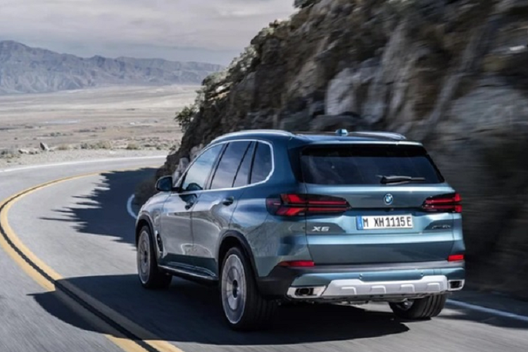 Ngoài ra, xe còn được trang bị hệ thống kết nối 5G mới, công nghệ dùng điện thoại thông minh để thay chìa khóa (hỗ trợ cả Apple lẫn Android), hệ thống định vị tương tác thực tế ảo và ra lệnh bằng giọng nói nâng cấp. Nhờ đó, người dùng có thể đóng/mở cửa sổ và bật/tắt điều hòa bằng giọng nói.