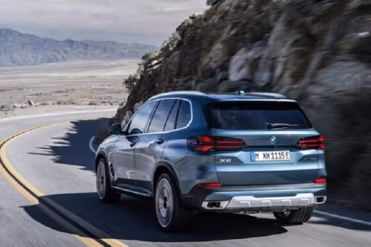 Ngoài ra, xe còn được trang bị hệ thống kết nối 5G mới, công nghệ dùng điện thoại thông minh để thay chìa khóa (hỗ trợ cả Apple lẫn Android), hệ thống định vị tương tác thực tế ảo và ra lệnh bằng giọng nói nâng cấp. Nhờ đó, người dùng có thể đóng/mở cửa sổ và bật/tắt điều hòa bằng giọng nói.