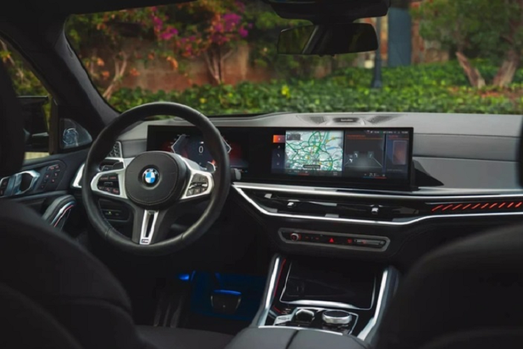 Trên BMW X5 2024, xe đã không còn cần số truyền thống. Mà thay vào đó là lẫy chuyển đổi bằng pha lê nằm cạnh núm xoay iDrive. Các nút bấm điều khiển hệ thống điều hòa bên dưới cửa gió trung tâm cũng thay thế bằng phím cảm ứng, kết hợp với dải đèn phát quang tên dòng xe bên ghế hành khách từng xuất hiện trên BMW 7 Series và X7 gần đây.