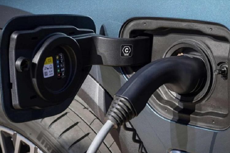 Ở phiên bản BMW X5 xDrive50e PHEV 2024 mới, xe sẽ dùng động cơ xăng 6 xi-lanh thẳng hàng, tăng áp, dung tích 3.0L như trên, kết hợp với hộp số tự động Steptronic 8 cấp tích hợp mô-tơ điện mạnh 194 mã lực và 449 Nm. Hệ truyền động plug-in hybrid này mang đến sức mạnh tổng cộng 483 mã lực và 699 Nm cho BMW X5 xDrive50e PHEV 2024.