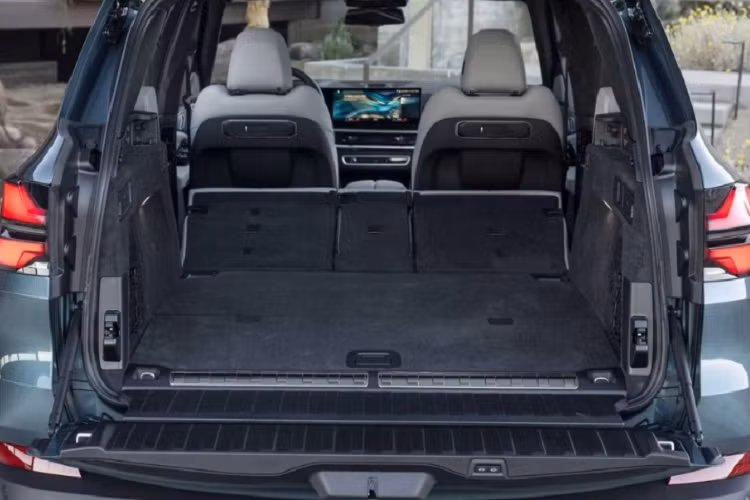 Còn phiên bản cao cấp BMW X5 M60i 2024 sẽ vẫn dùng động cơ xăng V8, dung tích 4.4L, kết hợp với hệ thống mild hybrid 48V như X7. Hệ truyền động này sản sinh công suất tổng cộng 523 mã lực và mô-men xoắn cực đại 750 Nm. Ở cả 4 phiên bản, BMW X5 2024 đều được trang bị giảm xóc thích ứng.