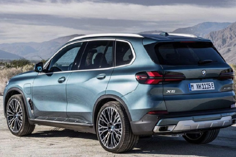 Theo công bố của hãng xe nước Đức, X5 xDrive50e 2024 có thể chạy được 64 km chỉ bằng năng lượng điện nhờ cụm pin tăng dung lượng từ 24 kWh lên 29,5 kWh. Ngoài ra, xe còn có thêm bộ sạc chậm AC 7,4 kW mới và hệ thống giả âm thanh động cơ BMW IconicSounds Electric tiêu chuẩn.