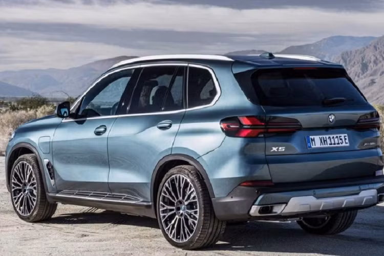 Theo công bố của hãng xe nước Đức, X5 xDrive50e 2024 có thể chạy được 64 km chỉ bằng năng lượng điện nhờ cụm pin tăng dung lượng từ 24 kWh lên 29,5 kWh. Ngoài ra, xe còn có thêm bộ sạc chậm AC 7,4 kW mới và hệ thống giả âm thanh động cơ BMW IconicSounds Electric tiêu chuẩn.