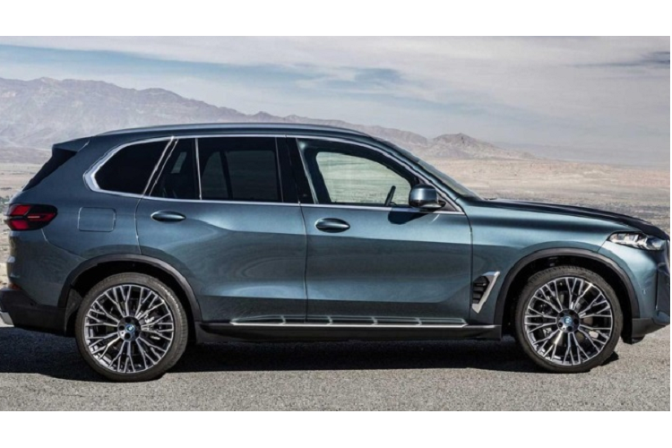 Có thể kể đến cụm đèn pha của X5 không đi theo thiết kế tách rời mà thay vào đó là thiết kế đèn pha mỏng hơn, tích hợp đèn LED ban ngày hình mũi tên. Đầu xe vẫn được trang bị lưới tản nhiệt hình quả thận đặc trưng nhưng nổi bật với với họa tiết nan dọc mạ chrome.