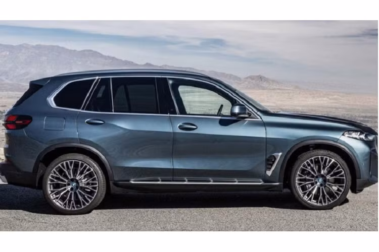 Có thể kể đến cụm đèn pha của X5 không đi theo thiết kế tách rời mà thay vào đó là thiết kế đèn pha mỏng hơn, tích hợp đèn LED ban ngày hình mũi tên. Đầu xe vẫn được trang bị lưới tản nhiệt hình quả thận đặc trưng nhưng nổi bật với với họa tiết nan dọc mạ chrome.