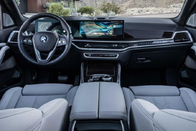 Bộ lazang của xe cũng được thiết kế lại dạng đa chấu nhìn bắt mắt hơn. Những thay đổi ở bên ngoài nhìn chung không quá lớn, tuy nhiên phần nội thất bên trong khoang cabin của BMW X5 lại được hãng xe Đức đầu tư khá mạnh tay.