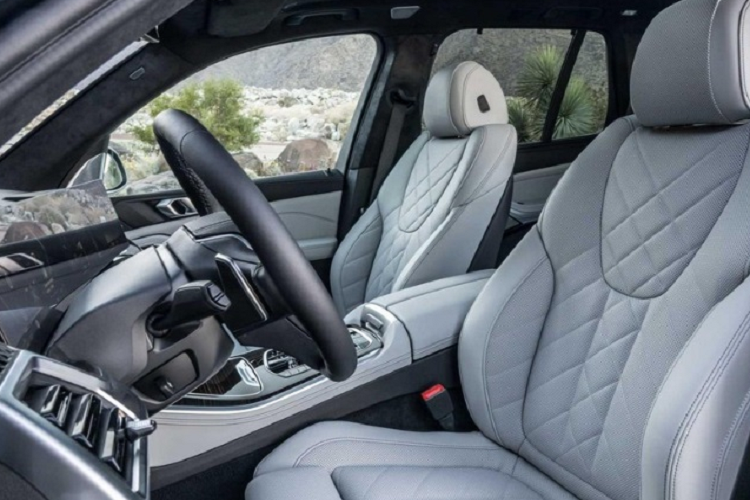 Ở tất cả 4 phiên bản của xe đều được trang bị màn hình cong đặt nổi trên mặt táp-lô. Cụm màn hình này kết hợp 2 màn hình kỹ thuật số với kích thước lần lượt 12,3 inch sau vô lăng và 14,9 inch ở trung tâm bảng táp lô.