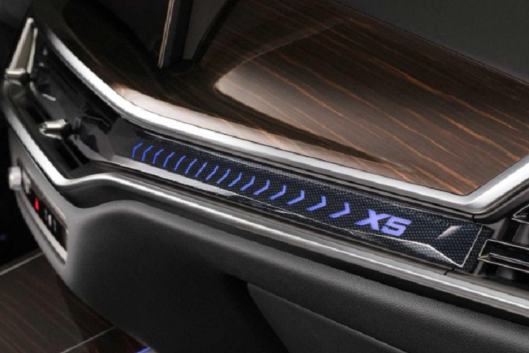 Để tùy chỉnh các tính năng của xe, người dùng không cần phải thao tác bằng tay mà có thể thông qua tính năng cảm ứng của màn hình trung tâm, ra lệnh bằng giọng nói và núm xoay iDrive trên cụm điều khiển trung tâm.