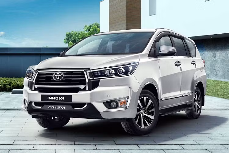 Toyota Innova thế hệ mới đã chính thức trình làng ở thị trường Ấn Độ vào tháng 11 năm ngoái dưới cái tên Innova Hycross. Tuy nhiên, Toyota Innova thế hệ cũ có tên Crysta vẫn tiếp tục được bán tại thị trường này. Tại Ấn Độ, Toyota Innova Crysta 2023 có 4 phiên bản là G, GX, VX và ZX.