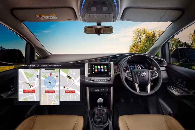 Không chỉ tiếp tục bán, hãng Toyota còn nâng cấp thiết kế và trang bị cho Innova Crysta 2023 ở thị trường Ấn Độ. Ở hai bản VX và ZX cao cấp, mẫu MPV hạng trung này sở hữu lưới tản nhiệt màu đen với nan mạ crôm nằm ngang cũng như đèn pha Halogen dạng projector tự động bật/tắt. Bên cạnh đó là gương chiếu hậu sơn cùng màu thân xe, chỉnh điện, tích hợp đèn chào mừng và đèn báo rẽ.