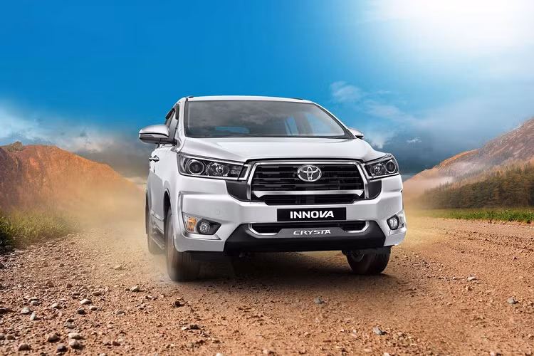 Theo một số nguồn tin, hãng Toyota đã từng có kế hoạch ngừng bán Innova Crysta ở thị trường Ấn Độ. Tuy nhiên, do tình trạng thiếu chip bán dẫn nên Toyota buộc phải tiếp tục lắp ráp Innova Crysta đến hết năm tài khóa 2024 (kết thúc vào tháng 3/2024). Một số nguồn tin cho biết nếu nhu cầu của khách hàng Ấn Độ vẫn giữ ở mức cao thì Toyota Innova thế hệ cũ sẽ tiếp tục được lắp ráp đến năm 2025.