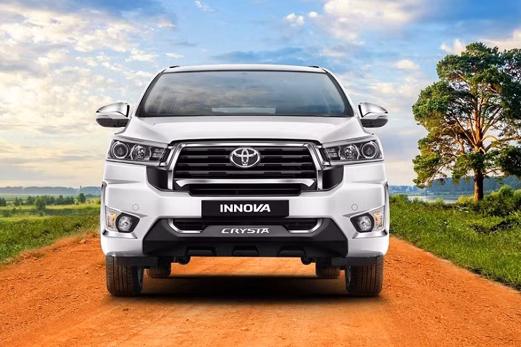 Tính đến thời điểm cuối tháng 4/2023, lượng đơn đặt hàng dành cho Toyota Innova thế hệ cũ và mới ở thị trường Ấn Độ đã vượt qua con số 60.000. Nhân viên tư vấn bán hàng tại đại lý cho biết Toyota Innova Crysta 2023 vốn nhắm đến khách hàng công ty hoặc mua xe chạy dịch vụ. Tuy nhiên, vẫn có một lượng lớn khách hàng cá nhân đặt mua mẫu xe này.