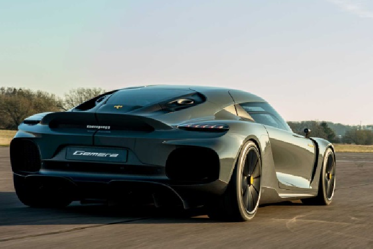 Gemera cũng nhận được gói nâng cấp Ghost Package tùy chọn, bổ sung bộ chia phía trước mở rộng, ống dẫn khí chữ S, cánh gió sau và một số nâng cấp khí động học. Một số tinh chỉnh ở phần mũi xe đã khiến không gian chứa đồ bên trong ca-pô trước bị cắt giảm.