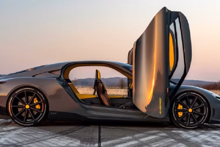 Trước đó, cung cấp sức mạnh cho Koenigsegg Gemera chỉ có một động cơ 3 xy-lanh, dung tích 2.0 lít, tăng áp kép kết hợp với ba động cơ điện, sản sinh tổng công suất 1.700 mã lực và mô-men xoắn 3.500 Nm.