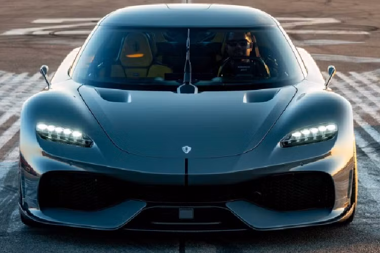 Việc nâng cấp lên động cơ lớn hơn so với máy TFG sẽ nâng giá chiếc siêu xe Koenigsegg Gemera 4 chỗ ngồi thêm 400.000 USD (khoảng 9,4 tỷ đồng), đắt ngang với giá của một chiếc Lamborghini Huracan.