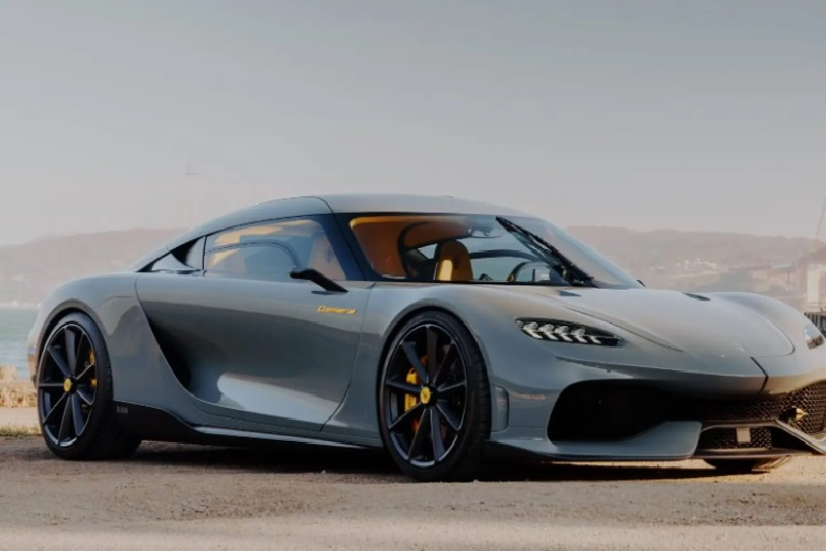 Theo đó, hãng sẽ cung cấp thêm cho mẫu xe Koenigsegg Gemera mới tùy chọn động cơ V8 dung tích 5.0L tăng áp kép, công suất tối đa đạt 2.300 mã lực và mô-men xoắn 2.750 Nm với chuẩn nhiên liệu E85. Động cơ V8 này sẽ kết hợp hộp số Light Speed 9 cấp của Koenigsegg.