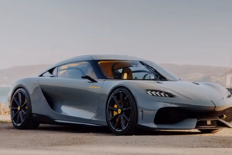 Theo đó, hãng sẽ cung cấp thêm cho mẫu xe Koenigsegg Gemera mới tùy chọn động cơ V8 dung tích 5.0L tăng áp kép, công suất tối đa đạt 2.300 mã lực và mô-men xoắn 2.750 Nm với chuẩn nhiên liệu E85. Động cơ V8 này sẽ kết hợp hộp số Light Speed 9 cấp của Koenigsegg.