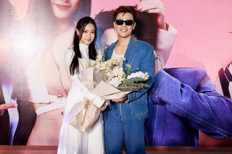 Mới đây, người mẫu, MC Trần Anh Huy đã gây chú ý của cộng đồng mạng khi chia sẻ những bức ảnh chụp cùng chiếc siêu xe McLaren 720S màu xanh chuối. Không ít người tỏ ra ngưỡng mộ "quý ông tia chớp" này vì độ giàu có và càng bất ngờ hơn khi anh diện đồ đẹp và xế xịn chỉ đến để chúc mừng người mình yêu là Midu.