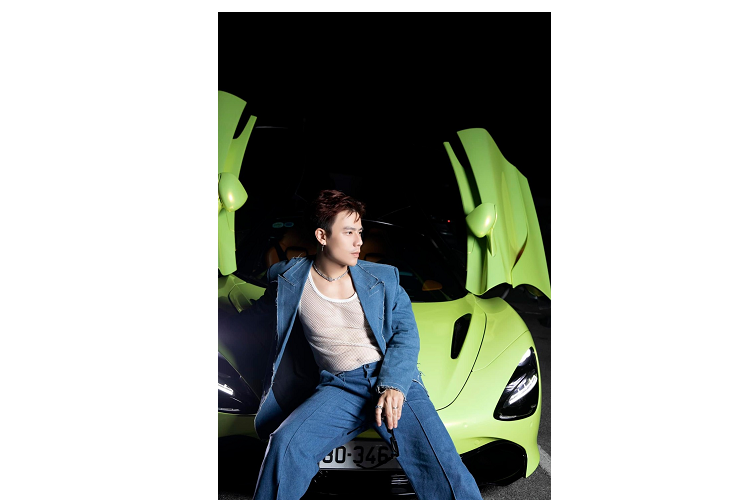 Dựa vào biển số của xe, có thể dễ dàng đoán đây chính là chiếc McLaren 720S đầu tiên về nước vào cuối năm 2017, xe nguyên bản có màu sơn trắng Glacier và đến nay, sau 6 năm có mặt tại Việt Nam, đã trải qua hàng chục đời chủ khác nhau cũng như mang nhiều bộ áo được dán bằng đề-can.