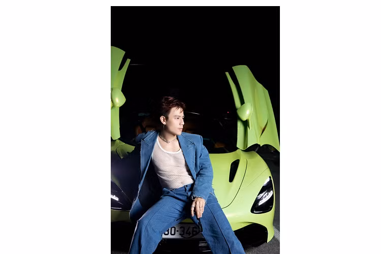 Dựa vào biển số của xe, có thể dễ dàng đoán đây chính là chiếc McLaren 720S đầu tiên về nước vào cuối năm 2017, xe nguyên bản có màu sơn trắng Glacier và đến nay, sau 6 năm có mặt tại Việt Nam, đã trải qua hàng chục đời chủ khác nhau cũng như mang nhiều bộ áo được dán bằng đề-can.