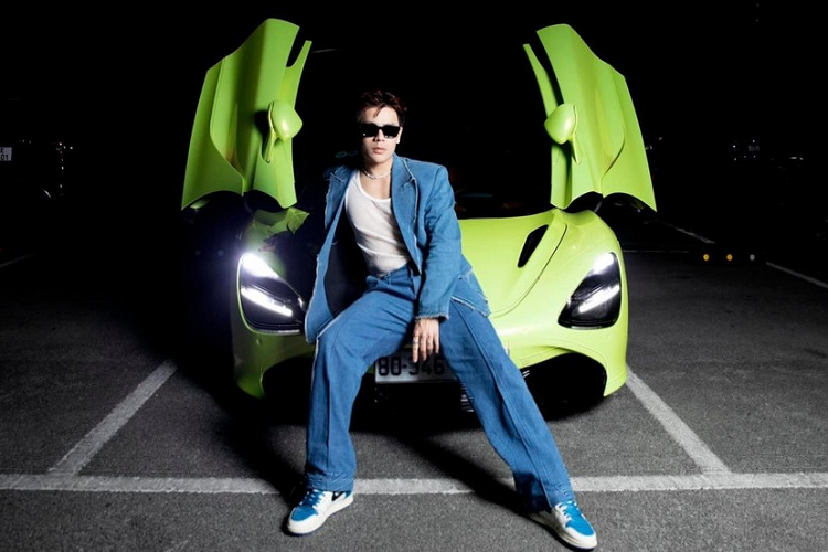 Điều mà dân mạng bất ngờ chính là việc Trần Anh Huy lại di chuyển trên siêu xe, có phải chăng đây là 1 đại gia ngầm trong giới showbiz Việt.