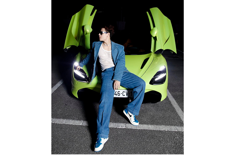 Được biết, khi nữ diễn viên, hot girl Midu ra mắt bộ phim mới, "quý ông tia chớp" Trần Anh Huy đã di chuyển trên một chiếc siêu xe McLaren 720S để hộ tống mình đến chỗ "bạn gái" nhằm tặng hoa chúc mừng. Chuyện mà Anh Huy thích Midu hay nhiều lần thả thính trên mạng xã hội đã không còn là chuyện lạ.