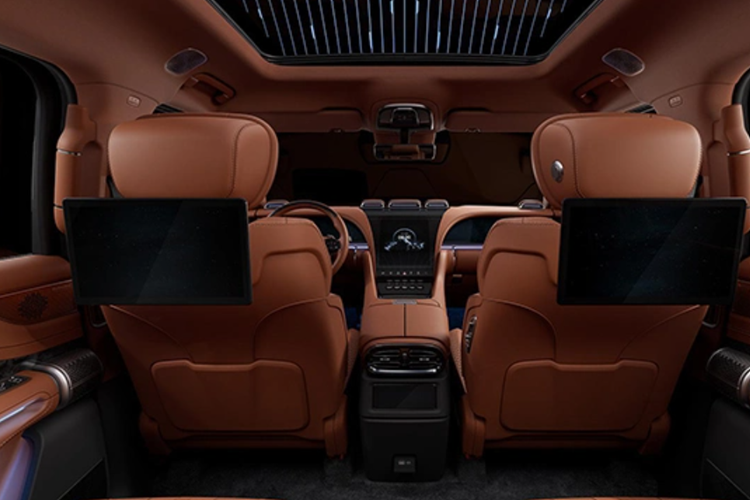 Về sức mạnh, mỗi bánh xe của Yangwang U8 có 1 động cơ điện, nhờ đó, công suất tối đa của một động cơ dao động từ 295 mã lực đến 322 mã lực và mô-men xoắn cực đại là 320-420 Nm. Tổng công suất mà 4 mô tơ điện mang đến cho chiếc xe Yangwang U8 là hơn 1.000 mã lực.