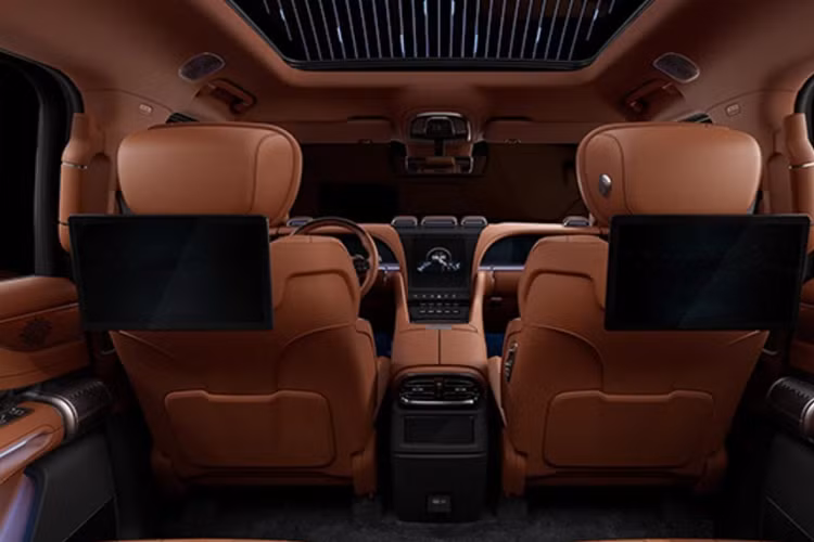 Về sức mạnh, mỗi bánh xe của Yangwang U8 có 1 động cơ điện, nhờ đó, công suất tối đa của một động cơ dao động từ 295 mã lực đến 322 mã lực và mô-men xoắn cực đại là 320-420 Nm. Tổng công suất mà 4 mô tơ điện mang đến cho chiếc xe Yangwang U8 là hơn 1.000 mã lực.