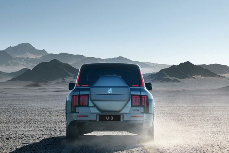 Về cấu hình thông minh, YangWang U8 sẽ được trang bị hệ thống hỗ trợ lái xe thông minh cao cấp God's Eye "Looking Up Pilot", các bộ phận cảm biến bao gồm 3 lidars, radar sóng 5 mm, 12 radar siêu âm, 13 camera độ phân giải cao... Ngoài ra, chip DRIVE ORIN của NVIDIA có sức mạnh tính toán 508TOPS, đồng thời chip Link Cockpit sẽ sử dụng tiến trình 4nm và hỗ trợ mạng 5G, tốc độ tải xuống nhanh hơn.