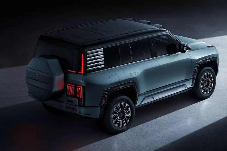 Quan trọng, khả năng lội nước khẩn cấp của YangWang U8 sẽ được kích hoạt thụ động, khi người dùng bật chế độ lội nước thông qua màn hình điều khiển trung tâm và bắt đầu lội nước, xe sẽ sử dụng nhiều cảm biến khác nhau để theo dõi độ sâu lội nước, tư thế cơ thể, tình trạng trượt bánh... Nếu đáp ứng, điều kiện nổi sẽ tự động kích hoạt trạng thái nổi khẩn cấp, cho phép xe di chuyển về phía trước và quay đầu sau khi vào trạng thái nổi trên mặt nước.