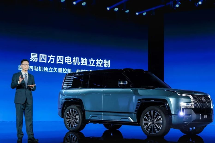 Ở nội thất, chiếc xe YangWang U8 có bầu không khí sang trọng phong phú hơn, xe được tích hợp màn hình đồng hồ 23,6 inch và màn hình giải trí cho hành khách, phía sau sẽ có hai màn hình 12,8 inch, các kết nối đều hỗ trợ liên kết 5 màn hình.