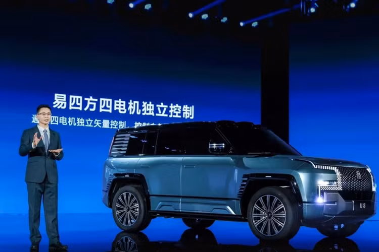 Ở nội thất, chiếc xe YangWang U8 có bầu không khí sang trọng phong phú hơn, xe được tích hợp màn hình đồng hồ 23,6 inch và màn hình giải trí cho hành khách, phía sau sẽ có hai màn hình 12,8 inch, các kết nối đều hỗ trợ liên kết 5 màn hình.