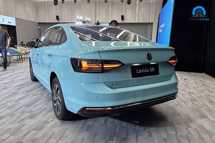 Ở triển lãm ô tô Trùng Khánh 2023 diễn ra vào tuần trước, chiếc xe Volkswagen Lavida XR được trưng bày còn có ghi khoản thanh toán trước bắt đầu từ 17.798 nhân dân tệ (tương đương 58 triệu đồng) và khoản thanh toán hàng ngày là 51 nhân dân tệ (chỉ 167 nghìn đồng). 