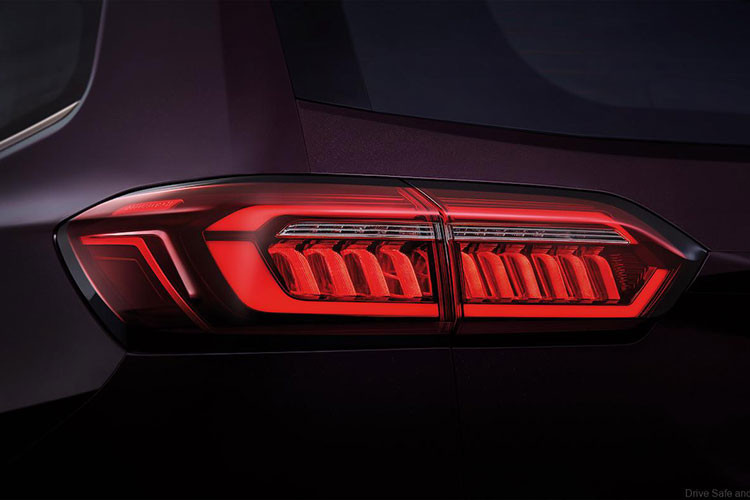 Hông xe Tiggo 8 Pro được dập các đường gân kéo dài từ phần đầu xe ra sau. Xe sử dụng bộ vành hợp kim 19 inch với thiết kế 5 chấu kép, phay xước 2 màu. Gương chiếu hậu đặt trên cột A. Ở phía sau, cụm đèn hậu được Chery tạo hình 3D cầu kỳ, tấm ốp màu bạc giả bộ khuếch tán gió dưới cản sau và 2 đầu ống xả giả hình lục giác.