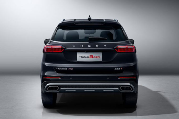 Về thiết kế, Chery Tiggo 8 Pro được đánh giá khá cao khi tổng thể xe sở hữu một hình dáng vô cùng vững chãi và bề thế, xen lẫn một chút thể thao đậm chất SUV.