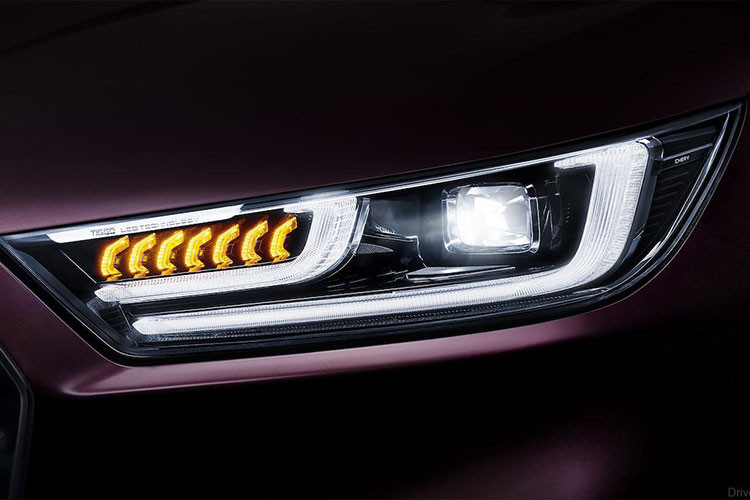 Phần đầu xe nổi bật với lưới tản nhiệt Galaxy Sunshine cỡ lớn, đi kèm mắt lưới đa điểm và viền mạ crôm sáng bóng. Cụm đèn pha là loại "full" LED. Nhìn tổng thể phía trước Chery Tiggo 8 Pro có phần giống với mẫu Infinity QX60.