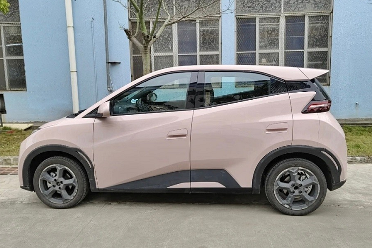 Chưa hết, mẫu xe giá rẻ mới của hãng ô tô điện lớn thứ hai thế giới còn đi kèm vành la-zăng có đường kính 15 inch hoặc 16 inch, tùy phiên bản. Trên sườn xe có những đường dập gân, cắt xẻ sắc sảo, đường chân kính hất lên ở cột C và nóc dốc về phía sau.