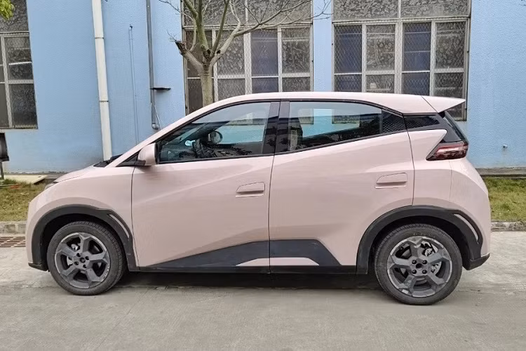 Chưa hết, mẫu xe giá rẻ mới của hãng ô tô điện lớn thứ hai thế giới còn đi kèm vành la-zăng có đường kính 15 inch hoặc 16 inch, tùy phiên bản. Trên sườn xe có những đường dập gân, cắt xẻ sắc sảo, đường chân kính hất lên ở cột C và nóc dốc về phía sau.