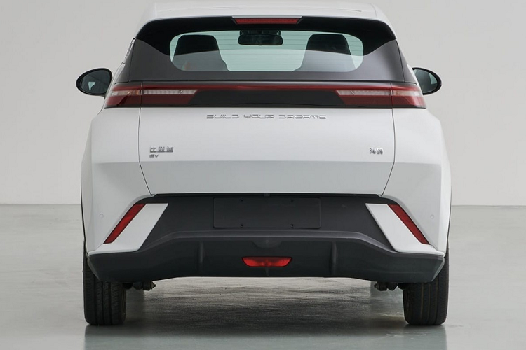 Hiện chưa rõ BYD Seagull sở hữu quãng đường di chuyển sau 1 lần sạc là bao nhiêu. Nhiều khả năng BYD Seagull sẽ chính thức ra mắt thị trường Trung Quốc trong năm nay. Tại thị trường nội địa, mẫu ôtô điện đô thị này có giá khởi điểm chỉ 60.000 Nhân dân tệ (khoảng 206 triệu đồng).