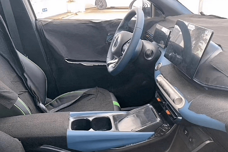 Thêm vào đó là sạc điện thoại không dây nằm giữa 2 ghế trước. Thuộc dòng sản phẩm Ocean lấy cảm hứng từ đại dương của hãng BYD, mẫu ôtô điện giá rẻ này sở hữu kích thước nhỏ. 