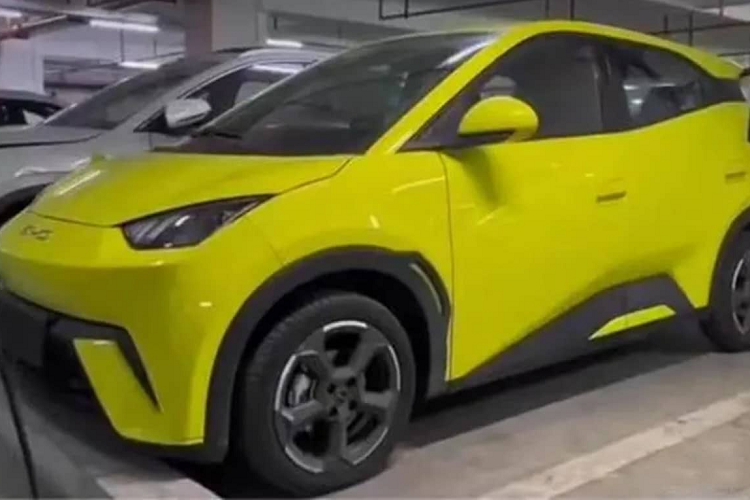 Không chỉ nhỏ gọn, BYD Seagull còn được thiết kế theo phong cách sắc sảo và góc cạnh. Bên ngoài, xe được trang bị đèn pha cỡ nhỏ, hốc gió trung tâm hình thang rộng trên cản trước và khe gió giả ở hai bên. Đèn pha LED sẽ là trang bị tùy chọn của mẫu ô tô điện đô thị này.