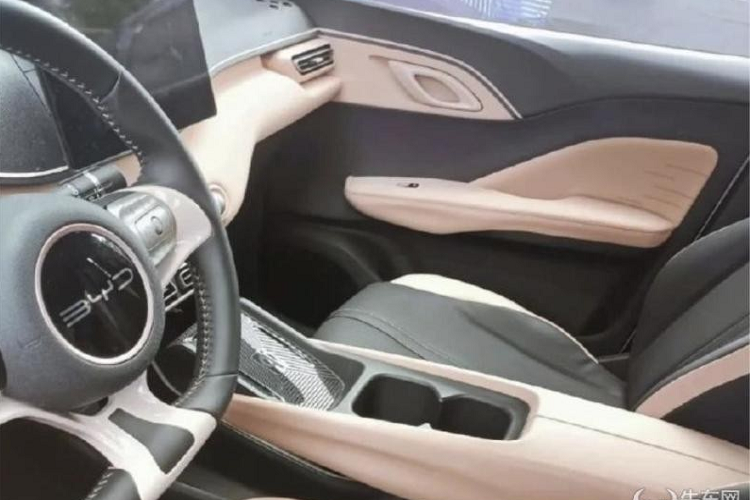 Đằng sau vô lăng này là bảng đồng hồ kỹ thuật số khá nhỏ. Bên cạnh đó là màn hình cảm ứng trung tâm có kích thước tương đối lớn, khoảng 10 inch, và được đặt nổi trên mặt táp-lô. Ngoài ra, BYD Seagull còn có các nút bấm cơ học nằm giữa màn hình cảm ứng trung tâm và cửa gió điều hòa.