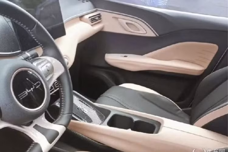 Đằng sau vô lăng này là bảng đồng hồ kỹ thuật số khá nhỏ. Bên cạnh đó là màn hình cảm ứng trung tâm có kích thước tương đối lớn, khoảng 10 inch, và được đặt nổi trên mặt táp-lô. Ngoài ra, BYD Seagull còn có các nút bấm cơ học nằm giữa màn hình cảm ứng trung tâm và cửa gió điều hòa.