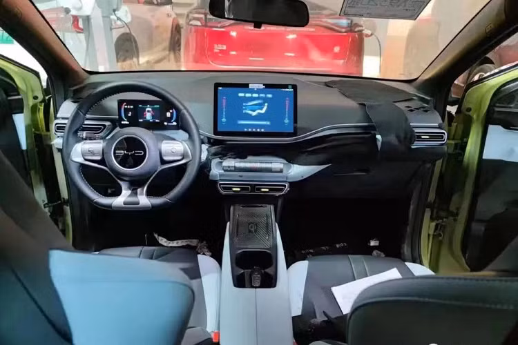 Qua đó, có thể thấy BYD Seagull giá rẻ nhưng sở hữu nội thất khá đủ "đồ chơi". Bên trong mẫu ôtô điện Trung Quốc này là không gian nội thất chỉ có 4 chỗ ngồi với ghế bọc da. Nội thất của xe có thể phối 2 màu "tông xuyệt tông" với ngoại thất. Trước mặt người lái xuất hiện vô lăng với thiết kế 3 chấu đặc trưng của xe BYD.
