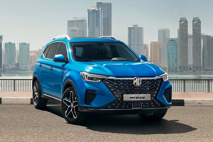 Thời điểm chính thức trình làng của 2 mẫu xe MG này là ngày 23/9 tới đây. Như thông tin đã đưa, MG RX là mẫu SUV cỡ C, cạnh tranh với Mazda CX-5 và Honda CR-V. Mẫu xe này có kích thước dài x rộng x cao lần lượt là 4.571 x 1.855 x 1.719 mm, chiều dài cơ sở 2.708 mm và chiều cao gầm 145 mm.